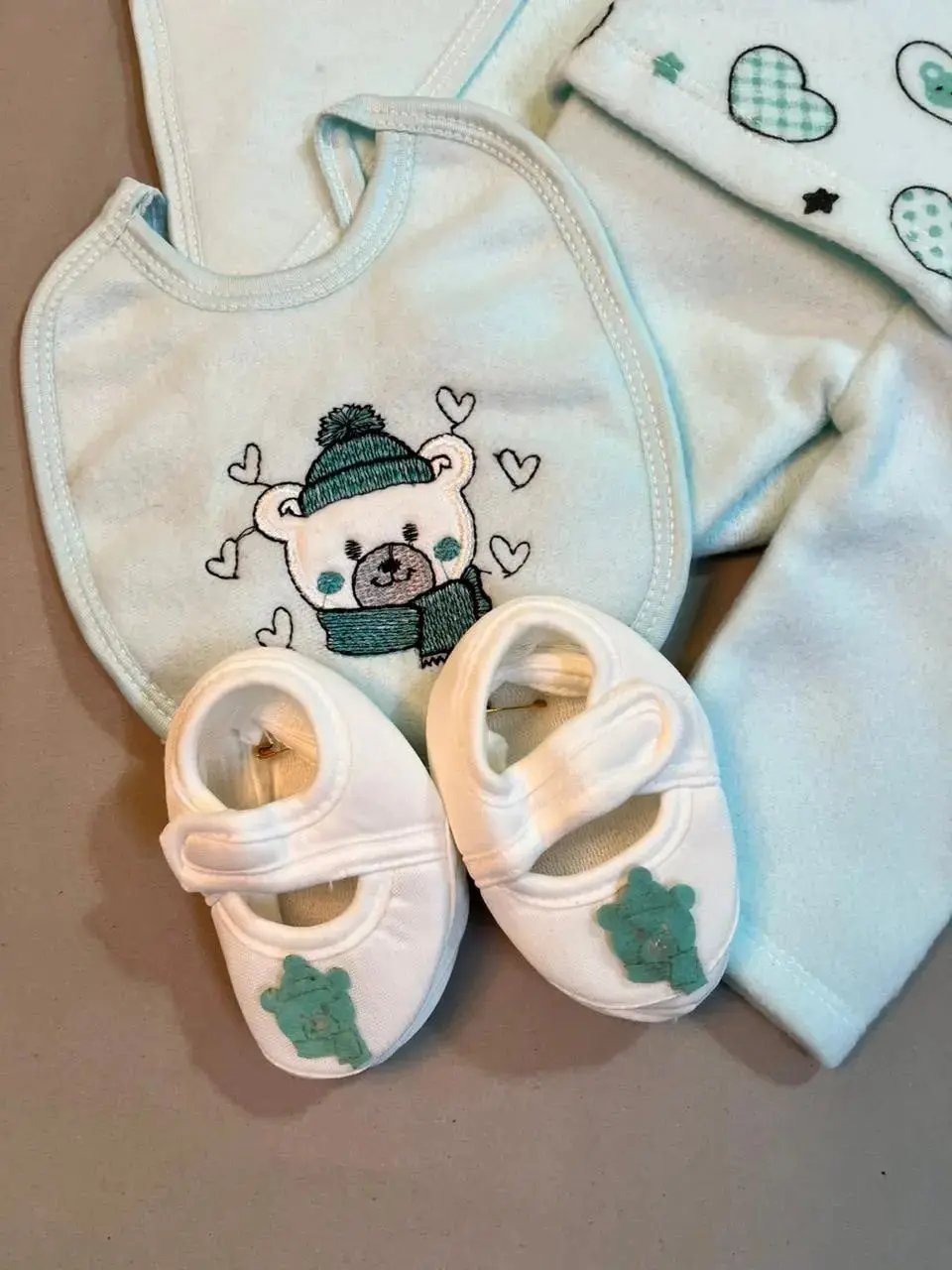Newborn Baby Gift Set – Mint Green Bear Print | 7-Piece Cotton Outfit & Essentials
