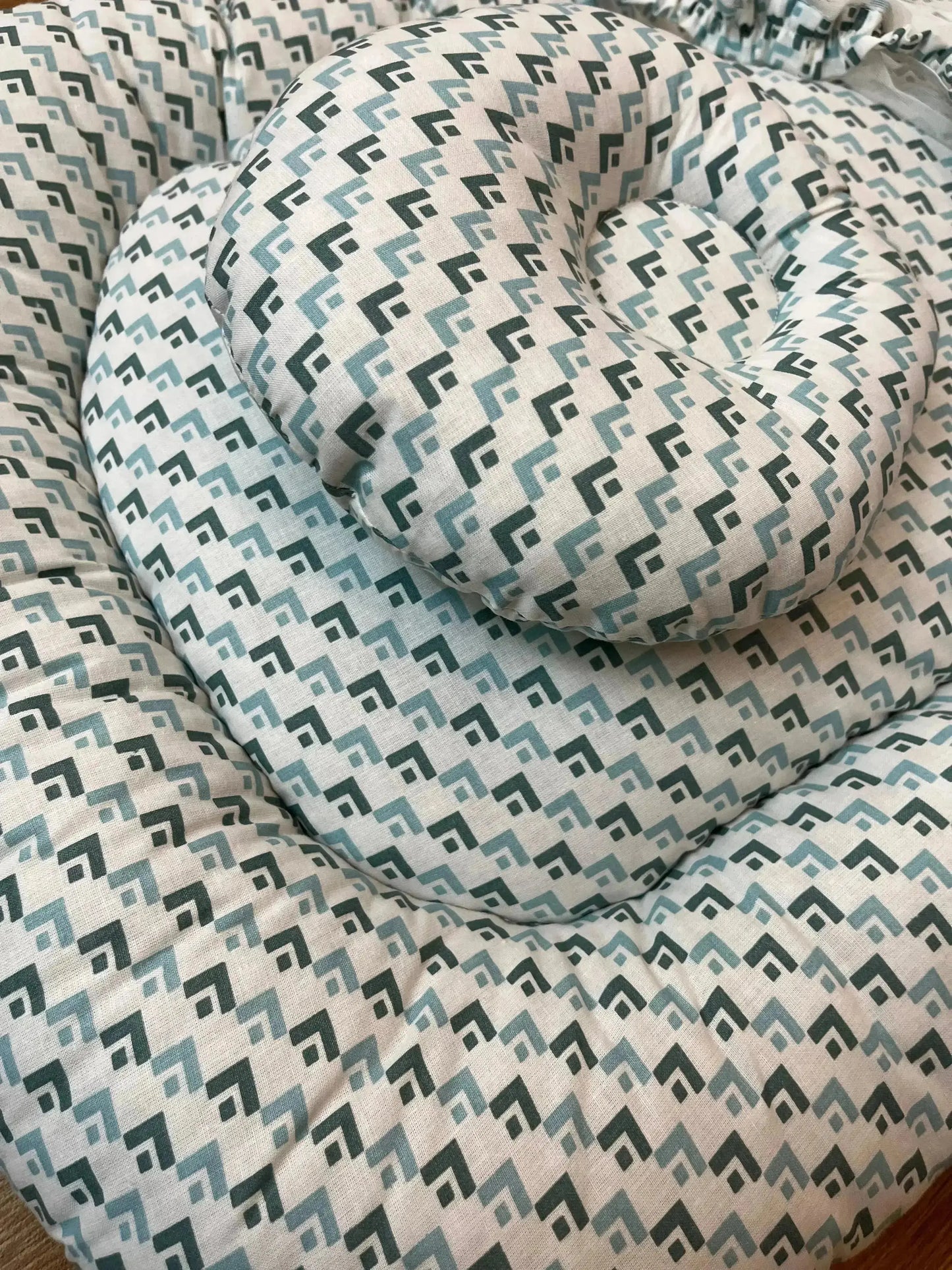 Baby Bed with Net with Pillow – (0–2 Year) | Light and Dark Green pattern on White Little Flower