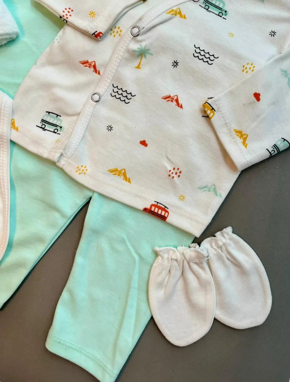 8-Piece Newborn Baby Gift Set – Soft Cotton with Hooded Towel & Bib | Born To Shine Theme (0–6 Months)