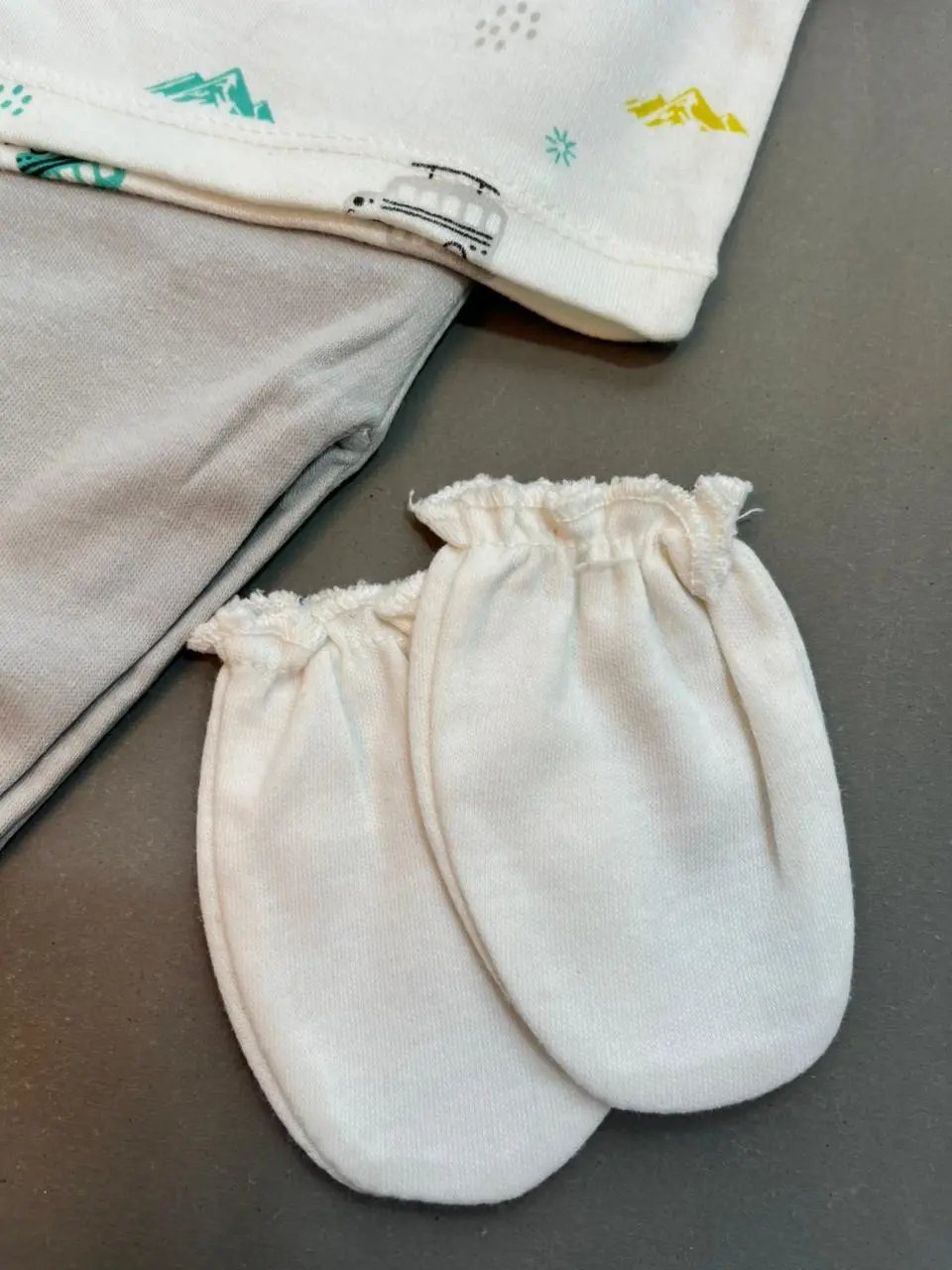 8-Piece Newborn Baby Gift Set – Soft Cotton with Hooded Towel & Bib | Born To Shine Theme (0–6 Months)